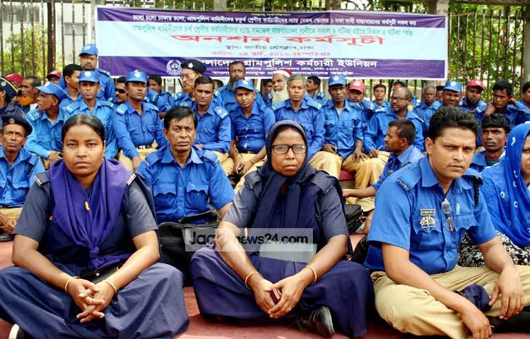 বাংলাদেশ গ্রামপুলিশ কর্মচারী ইউনিয়ন আজ তাদের দাবী নিয়ে প্রেসক্লাবের সামনে অনশন কর্মসূচী পালন করে। ছবি : বিপ্লব দিক্ষিৎ।