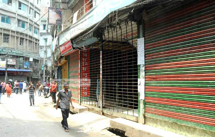 রাজধানীর বাংলাবাজারে বইয়ের দোকান আজ বিভিন্ন দাবী আদায়ের লক্ষে বন্ধ থাকে। বিপ্লব দিক্ষিৎ।