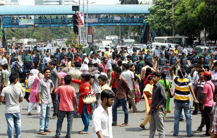 আজকে দেশব্যাপী অর্ধদিবস হরতাল উপলক্ষে শাহবাগ অবরোধ করে প্রগতিশীল ছাত্র জোট। ছবি : বিপ্লব দিক্ষিৎ।