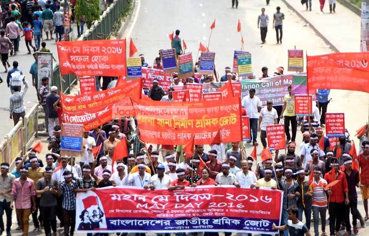 মহান মে দিবস উপলক্ষে বিভিন্ন শ্রমিক সংগঠন আজ রাজধানীতে র&zwnj;্যালি বের করেছে। ছবি : বিপ্লব দিক্ষিৎ।