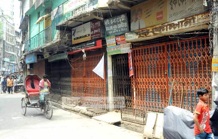 বিভিন্ন দাবী দাওয়ার ভিত্তিতে আজ বাংলাবাজারের পুস্তক ব্যবসায়ীরা ধর্মঘট পালন করে। বিপ্লব দিক্ষিৎ।