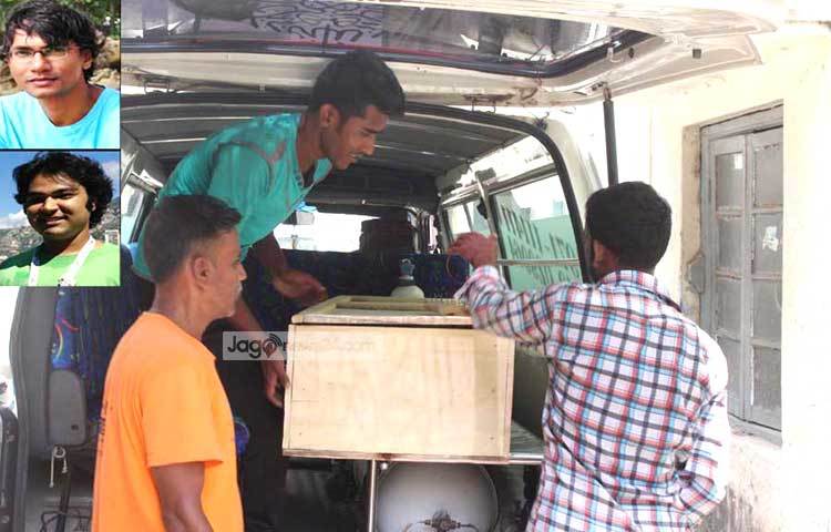 নিহত নাট্যকর্মী মাহবুব রাব্বী তনয় ও জুলহাস মান্নানের মরদেহ ময়না তদন্তের জন্য নিয়ে যাওয়া হচ্ছে। ছবি : বিপ্লব দিক্ষিৎ।