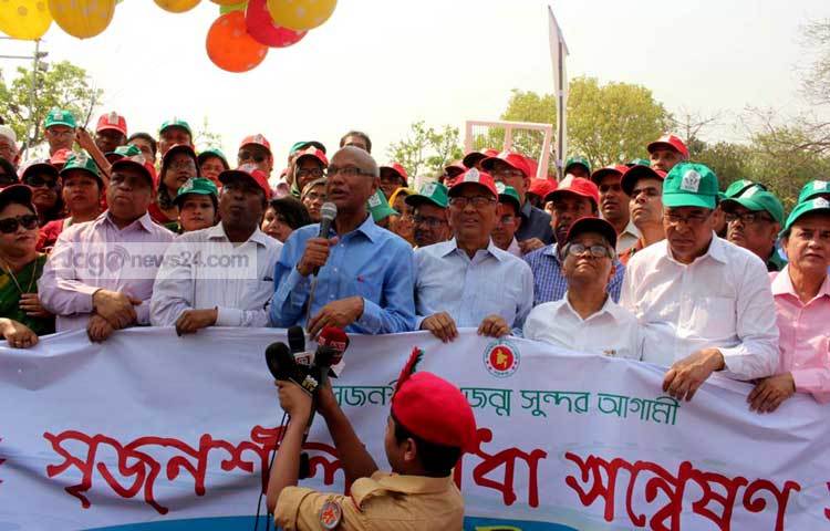 শিক্ষা মন্ত্রণায়লয়ের আয়োজনে আজ সৃজনশীল মেধা অন্বেষণ বিষয়ে কেন্দ্রীয় শহীদ মিনার থেকে একটি র&zwnj;্যালি বের করা হয়। ছবি : বিপ্লব দিক্ষিৎ।
