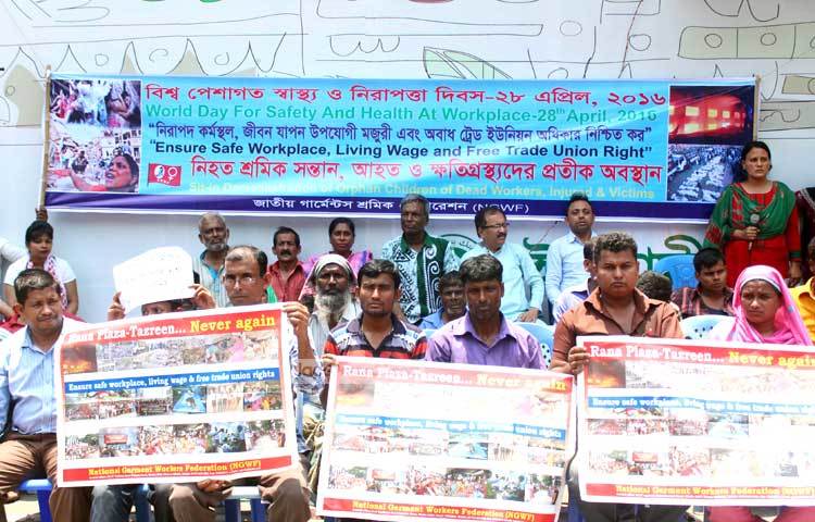 বিশ্ব পেশাগত স্বাস্থ্য ও নিরাপত্তা দিবস উপলক্ষে জাতীয় গার্মেন্টস ফেডারেশনের মানববন্ধন। ছবি : বিপ্লব দিক্ষিৎ।