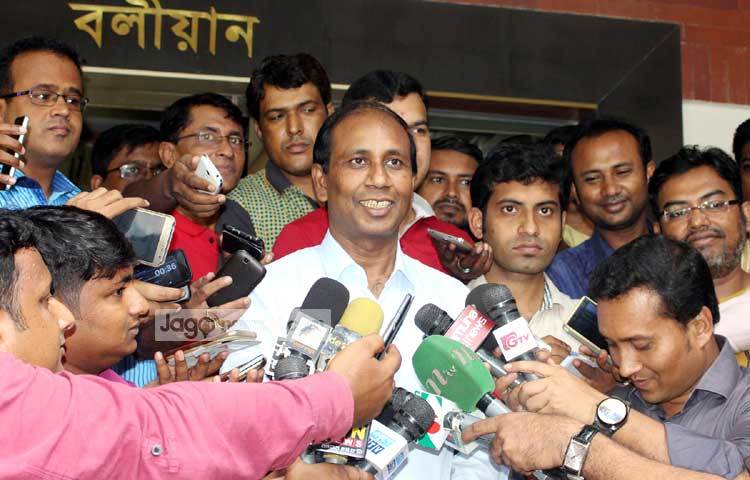 বিশিষ্ট সাংবাদিক শফিক রেহমানকে রিমান্ডের নানা দিক নিয়ে সংবাদ সম্মেলন করে ডিএমপি। ছবি : বিপ্লব দিক্ষিৎ।