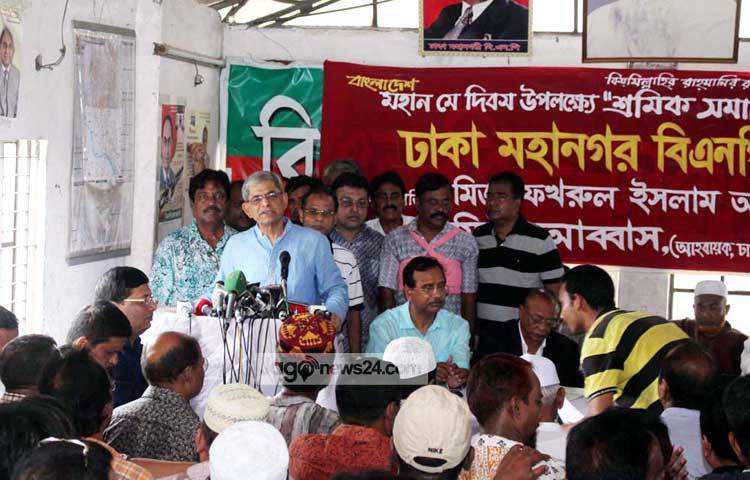 ঢাকা মহানগর বিএনপির আয়োজনে রাজধানীর নয়াপল্টন ভাসানী ভবনে মিলনায়তনে বিএনপির মহাসচিব মির্জা ফখরুল ইসলাম আলমগীর আসন্ন মে দিবস পালন উপলক্ষে সংবাদ সম্মেলন করেন। ছবি : বিপ্লব দিক্ষিৎ।