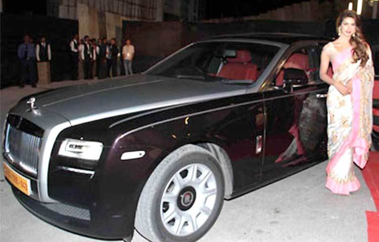 প্রিয়াঙ্কা চোপড়া : রোলস রয়েস ব্র্যান্ডের গাড়িটি ২ কোটি টাকায় কিনেছে প্রিয়াঙ্কা।