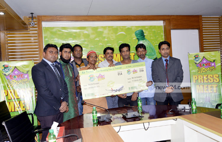 সোমবার ( ১৫ ফেব্রুয়ারি) রাজধানীর মধ্য বাড্ডায় প্রাণ-আরএফএল গ্রুপের প্রধান কার্যালয়ে আয়োজিত এক অনুষ্ঠানে বিজয়ীদের হাতে বিমানের টিকিট তুলে দেন প্রাণ বেভারেজ লিমিটেডের হেড অব মার্কেটিং মো. আতিকুর রহমান ও অ্যাসিস্ট্যান্ট ব্র্যান্ড ম্যানেজার তন্ময় দাস। ছবি : বিপ্লব দিক্ষিৎ