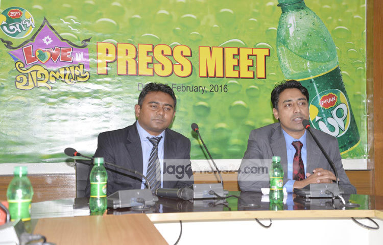 সোমবার (১৫ ফেব্রুয়ারি) রাজধানীর মধ্য বাড্ডায় প্রাণ-আরএফএল গ্রুপের প্রধান কার্যালয়ে আয়োজিত এক অনুষ্ঠানে বিজয়ীদের হাতে বিমানের টিকিট তুলে দেন প্রাণ বেভারেজ লিমিটেডের হেড অব মার্কেটিং মো. আতিকুর রহমান ও অ্যাসিস্ট্যান্ট ব্র্যান্ড ম্যানেজার তন্ময় দাস। ছবি : বিপ্লব দিক্ষিৎ