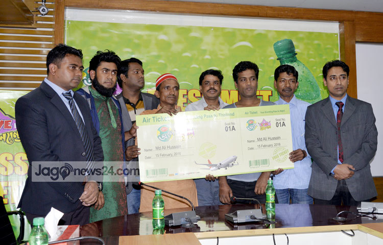 সোমবার (১৫ ফেব্রুয়ারি) রাজধানীর মধ্য বাড্ডায় প্রাণ-আরএফএল গ্রুপের প্রধান কার্যালয়ে আয়োজিত এক অনুষ্ঠানে বিজয়ীদের হাতে বিমানের টিকিট তুলে দেন প্রাণ বেভারেজ লিমিটেডের হেড অব মার্কেটিং মো. আতিকুর রহমান ও অ্যাসিস্ট্যান্ট ব্র্যান্ড ম্যানেজার তন্ময় দাস। ছবি : বিপ্লব দিক্ষিৎ