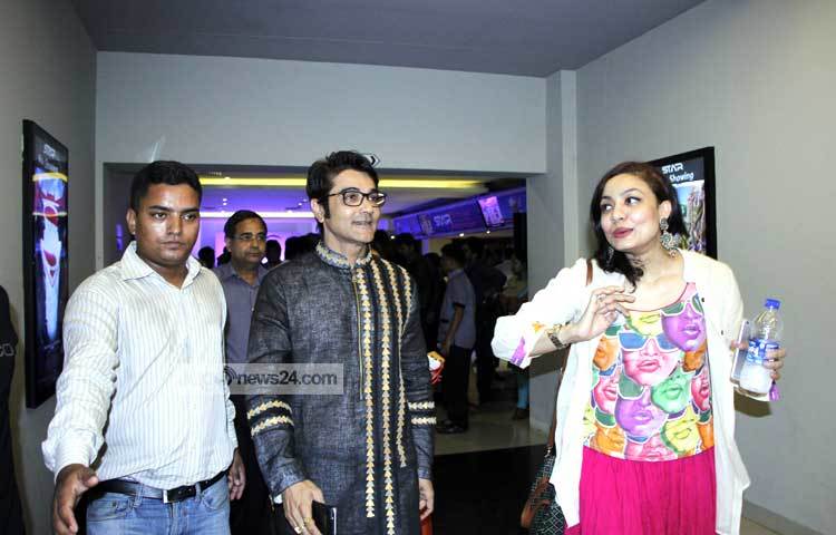 &lsquo;শঙ্খচিল&rsquo; ছবির প্রিমিয়ার শোতে আড্ডায় মেতে ওঠেন প্রসেনজিৎ। ছবিটি পহেলা বৈশাখ উপলক্ষে দেশব্যাপী মুক্তি পেয়েছে। ছবি : মাহবুব আলম।