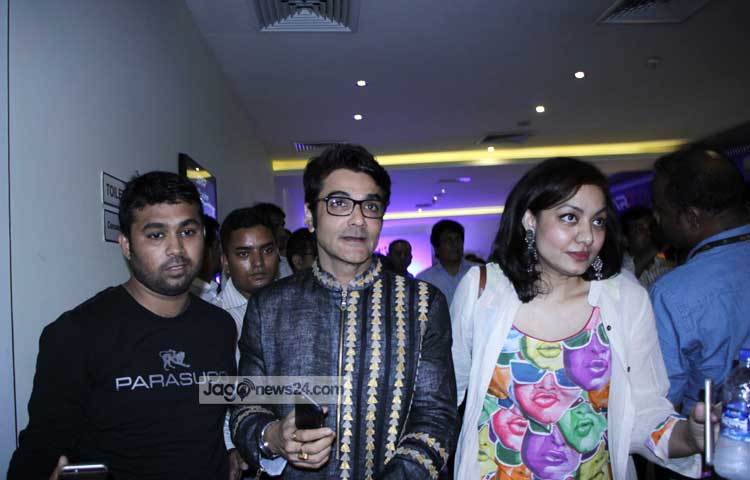 প্রিমিয়ার শোতে ছবিটি দেখে নিজেই মুগ্ধ হন প্রসেনজিৎ। ছবি : মাহবুব আলম।