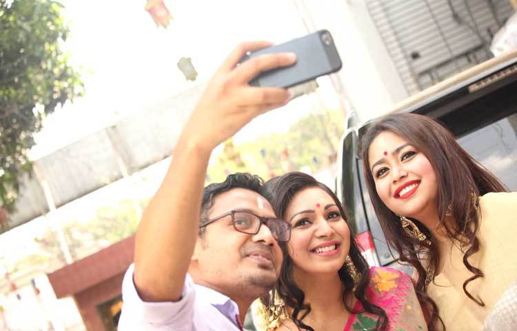 উচ্ছ্বল হাসিতে প্রভা ও ভাবনা। ছবি : মনজুরুল ইসলাম।