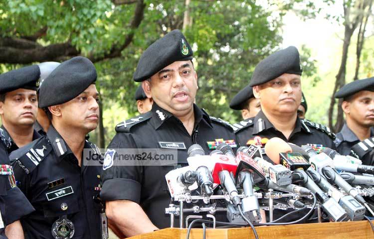 পহেলা বৈশাখে রাজধানীবাসীকে নিরাপত্তার বিভিন্ন দিক তুলে ধরে সংবাদ সম্মেলন করে র&zwnj;্যাব। ছবি : বিপ্লব দিক্ষিৎ।