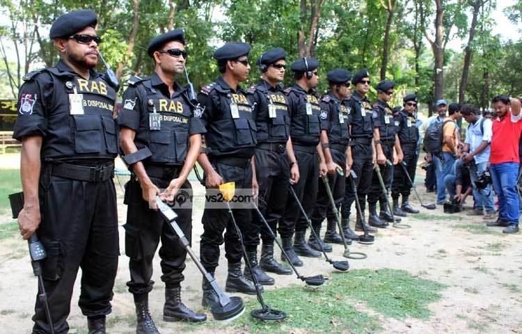 বিশেষ নিরাপত্তা দিতে সম্পূর্ণ প্রস্তুত র&zwnj;্যাব। ছবি : বিপ্লব দিক্ষিৎ।