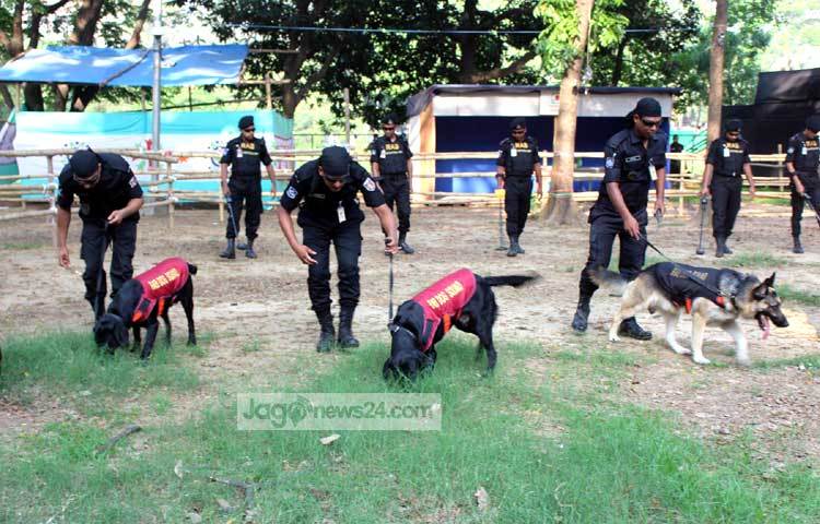 নিরপাত্তা দিতে রমানা এলাকা সম্পূর্ণ নিয়ন্ত্রণে নিয়েছে র&zwnj;্যাব। ছবি : বিপ্লব দিক্ষিৎ।