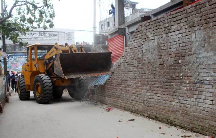 আজ রাজধানীর পুরাতন ঢাকার বাবুবাজার এলাকায় অবৈধ স্থাপনা উচ্ছেদ করে রাজউক।&nbsp;ছবি : বিপ্লব দিক্ষিৎ।