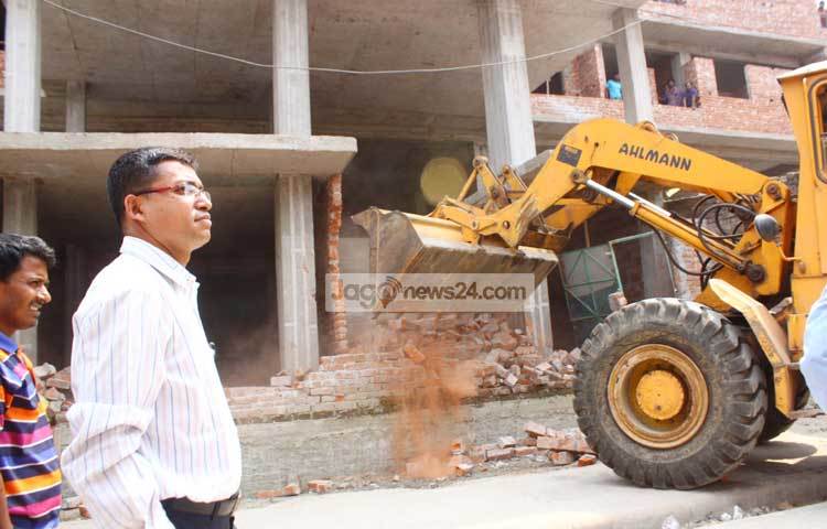 এসময়ে অনেক অবৈধ স্থাপনা ভেঙ্গে ফেলা হয় । ছবি : বিপ্লব দিক্ষিৎ।