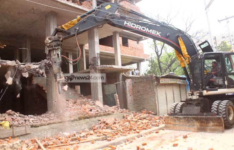 অভিযানকালে স্থানীয়দের মাঝে এক ধরনের আতঙ্ক ছড়িয়ে পড়ে।ছবি : বিপ্লব দিক্ষিৎ।