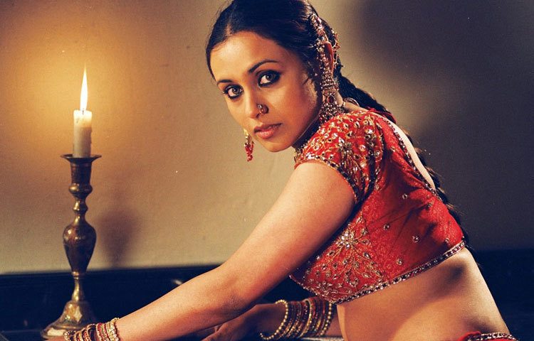 রানি মুখার্জি : বলিউডের এই অভিনেত্রী ৩৭ বছর বয়সে ফুটফুটে কন্যার জন্ম দেন।