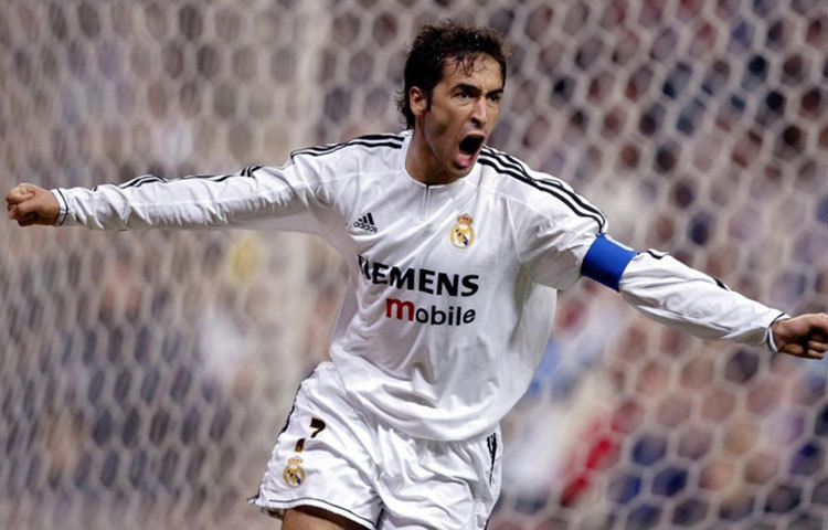 রাউল : স্পেনের এই ফুটবলার মার্কিন ক্লাব &lsquo;কসমসের&rsquo; অন্যতম তারকা। তার বছরে আনুমানিক আয় ৯৩ মিলিয়ন ডলার। বিশ্বের সেরা দশ ধনী ফুটবলারের তালিকার আট নম্বরে রয়েছেন তিনি।