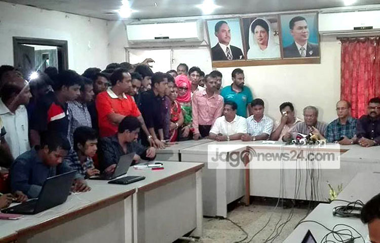 দ্বিতীয় দফায় অনুষ্ঠিত ইউনিয়ন পরিষদ (ইউপি) নির্বাচনে জাল ভোট, কেন্দ্র দখল ও ভোট ডাকাতির উৎসব চলছে বলে অভিযোগ করেছেন বিএনপির সিনিয়র যুগ্ম মহাসচিব রুহুল কবির রিজভী। বৃহস্পতিবার দুপুর ২টায় নয়াপল্টনে অনুষ্ঠিত সংবাদ সম্মেলনে তিনি এ অভিযোগ করেন। ছবি : বিপ্লব দিক্ষিৎ।