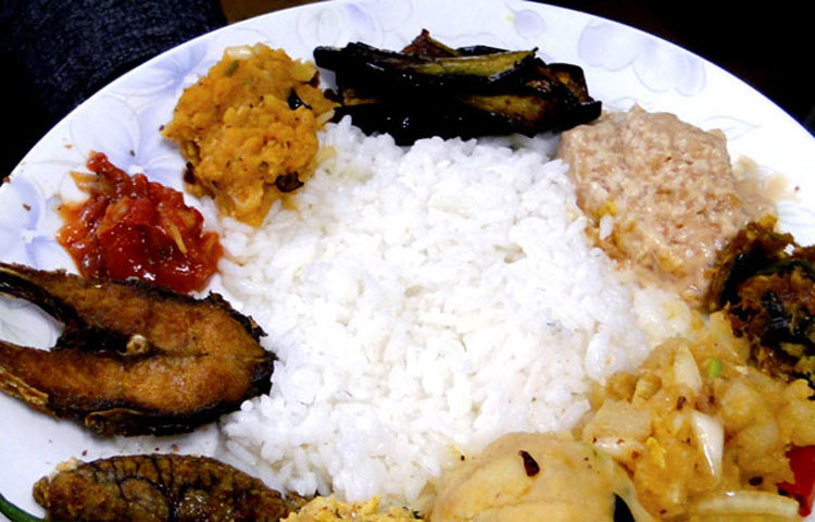 ভাত: ভাতে শর্করা জাতীয় খাবার। তবে এতে কিছুটা আমিষও পাওয়া যায়। ফলে শরীরের ওজন বাড়ানোর জন্য প্রতিদিন কম করে হলেও দুবেলা ভাত খাওয়া যেতে পারে।