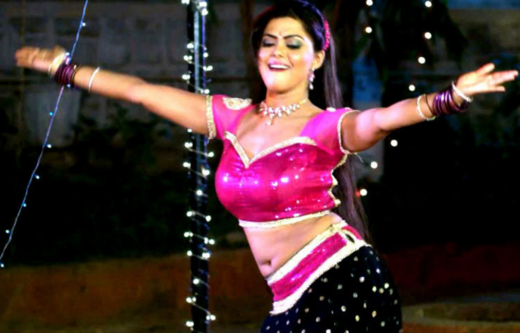 রিঙ্কু ঘোষ : খোলামেলা নৃত্যের জন্য তিনি তরুণদের হৃদয়ে রীতিমত ঝড় তুলেছেন।