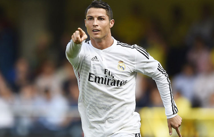 ক্রিশ্চিয়ানো রোনাল্ডো : বিশ্ববিখ্যাত এই তারকা ফুটবলার বছরে ২৩০ মিলিয়ন ডলার করেন। বিশ্বের এক নম্বর ধনী এই ফুটবলার স্পেনের &lsquo;রিয়েল মাদ্রিদ&rsquo; ক্লাবে খেলছেন।