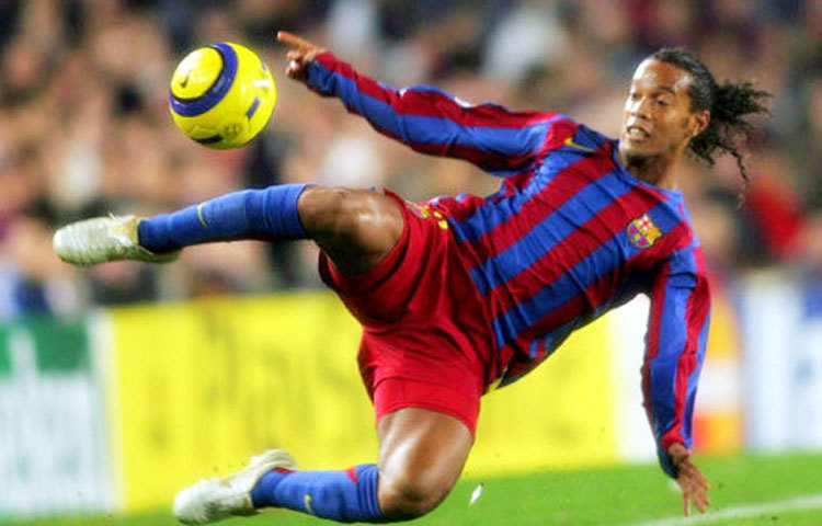 রোনান্ডিনহো : ব্রাজিলীয় এই তারকা বর্তমানে মেক্সিকোর &lsquo;কোয়েরেতারো&rsquo; ক্লাবে খেলছেন। বছরে তার আনুমানিক আয় ৯০.৫ মিলিয়ন ডলার। বিশ্বের সেরা দশ ধনী ফুটবলারের তালিকার নয় নম্বরে রয়েছেন তিনি।