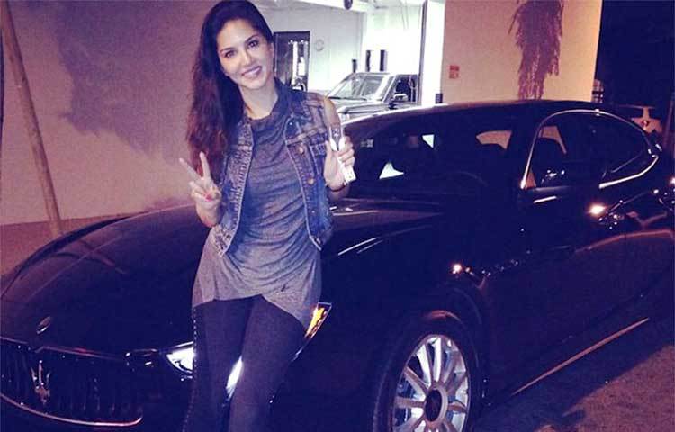 সানি লিওন : তার গাড়িটি মাসেরাটি ব্র্যান্ডের। এর মূল্য ১.৫ কোটি টাকা।