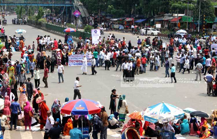 সিনিয়র স্টাফ নার্স নিয়োগ বাতিলের দাবীতে শাহবাগ অবোরোধ করে আন্দোলনকারীরা। ছবি : বিপ্লব দিক্ষিৎ।