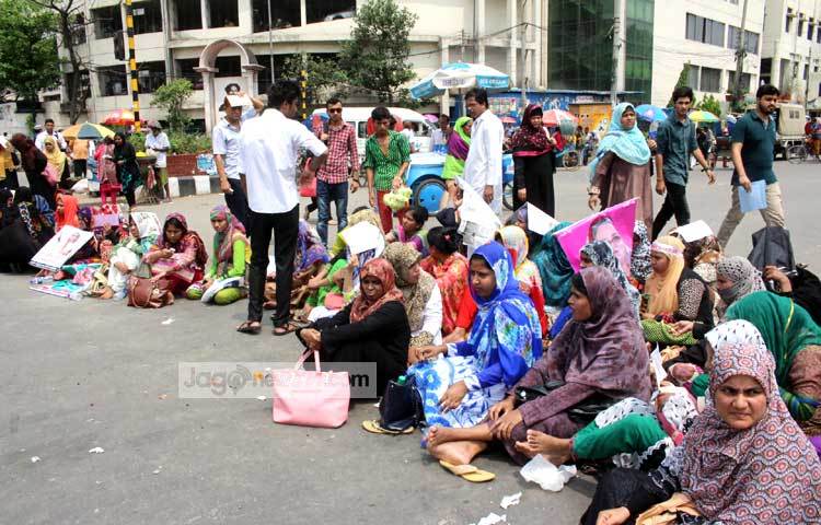 সিনিয়র স্টাফ নার্স নিয়োগ বাতিলের দাবীতে শাহবাগের রাস্তায় বসে পড়ে আন্দোলনকারীরা। ছবি : বিপ্লব দিক্ষিৎ।