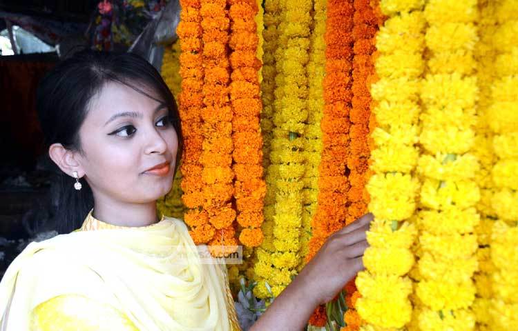 পহেলা বৈশাখকে বরণ করতে এখন ফুল অপরিহার্য হয়ে দাঁড়িয়েছে। ছবি : বিপ্লব দিক্ষিৎ।