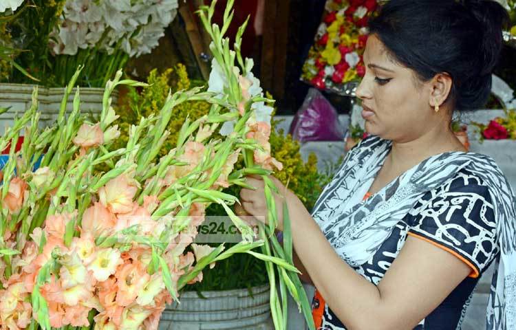 নতুন বছরে ঘর সাজাতে চাই নানা ধরনের ফুল। ছবি : বিপ্লব দিক্ষিৎ।