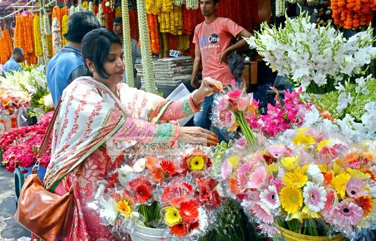 রাজধানীর শাহবাগের ফুলের দোকানগুলো যেনো এক একটি পুষ্প উদ্যান। ছবি : বিপ্লব দিক্ষিৎ।