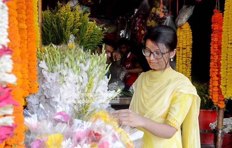 প্রিয়জনকে পহেলা বৈশাখে উপহার দিতে ফুল সংগ্রহ করছেন। ছবি : বিপ্লব দিক্ষিৎ।