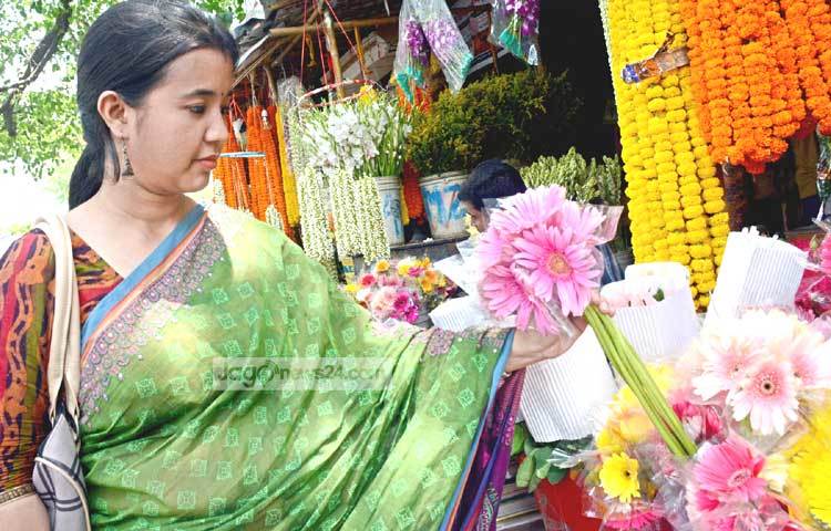 দেশের বিভিন্ন স্থান থেকে শাহবাগের ফুল ব্যবসায়ীরা এই ফুল সংগ্রহ করেন। ছবি : বিপ্লব দিক্ষিৎ।