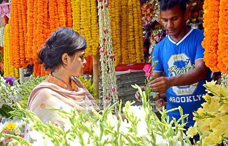 দেশের বিভিন্ন স্থান থেকে শাহবাগের ফুল ব্যবসায়ীরা এই ফুল সংগ্রহ করেন। ছবি : বিপ্লব দিক্ষিৎ।