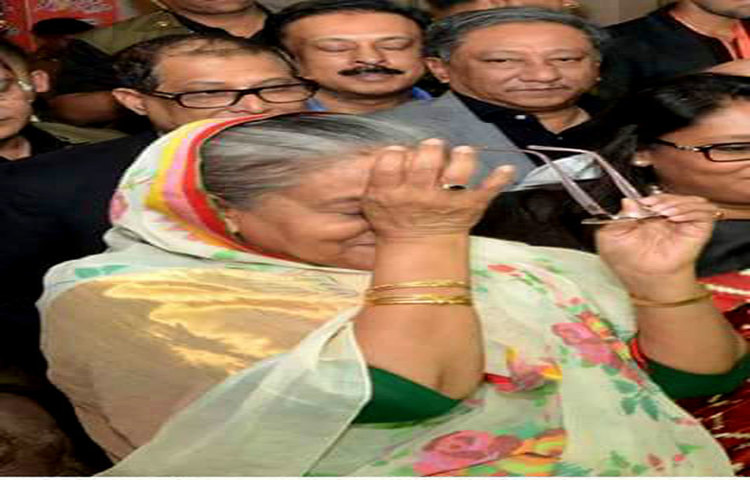 মিরপুরে শের-ই বাংলা ক্রিকেট স্টেডিয়ামে পাকিস্তানকে ৫ উইকেটে হারিয়ে এশিয়া কাপের ফাইনালে উঠে গেছে বাংলাদেশ। আর ফাইনাল নিশ্চিত হওয়ার পর প্রধানমন্ত্রী শেখ হাসিনার চোখ বেয়ে ঝরেছে আনন্দ অশ্রু।