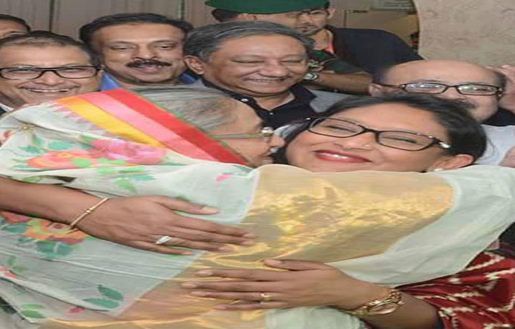 মিরপুরে শের-ই বাংলা ক্রিকেট স্টেডিয়ামে পাকিস্তানকে ৫ উইকেটে হারিয়ে এশিয়া কাপের ফাইনালে উঠে গেছে বাংলাদেশ। আর ফাইনাল নিশ্চিত হওয়ার পর প্রধানমন্ত্রী শেখ হাসিনার চোখ বেয়ে ঝরেছে আনন্দ অশ্রু।