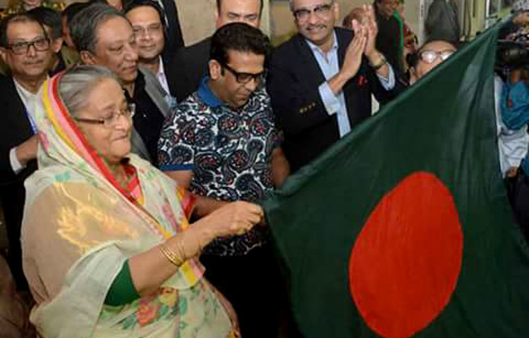 মিরপুরে শের-ই বাংলা ক্রিকেট স্টেডিয়ামে পাকিস্তানকে ৫ উইকেটে হারিয়ে এশিয়া কাপের ফাইনালে উঠে গেছে বাংলাদেশ। আর ফাইনাল নিশ্চিত হওয়ার পর প্রধানমন্ত্রী শেখ হাসিনার চোখ বেয়ে ঝরেছে আনন্দ অশ্রু।