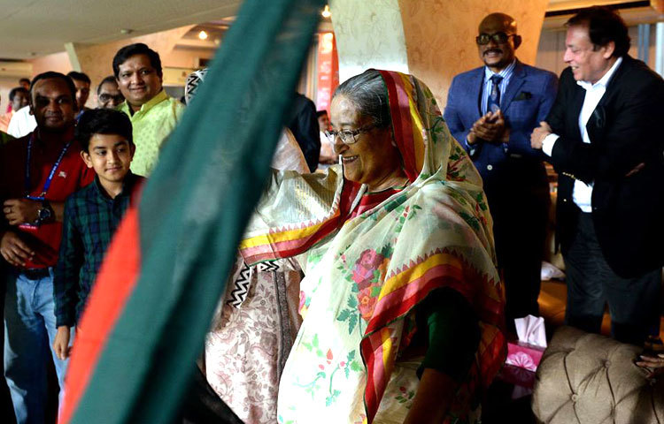 পাকিস্তানের সঙ্গে বাংলাদেশের গুরুত্বপূর্ণ ম্যাচটি দেখতে মাঠে যান প্রধানমন্ত্রী শেখ হাসিনা। বুধবার সন্ধ্যা সাড়ে সাতটায় মিরপুর শের-ই-বাংলা জাতীয় ক্রিকেট স্টেডিয়ামে ম্যাচটি শুরু হওয়ার কিছুক্ষণ পরেই ছোট বোন শেখ রেহানার ছেলে রাদয়ান মুজিব সিদ্দিক এবং তার স্ত্রী পেপ্পি সিদ্দিককে নিয়ে স্টেডিয়ামে প্রবেশ করেন প্রধানমন্ত্রী।