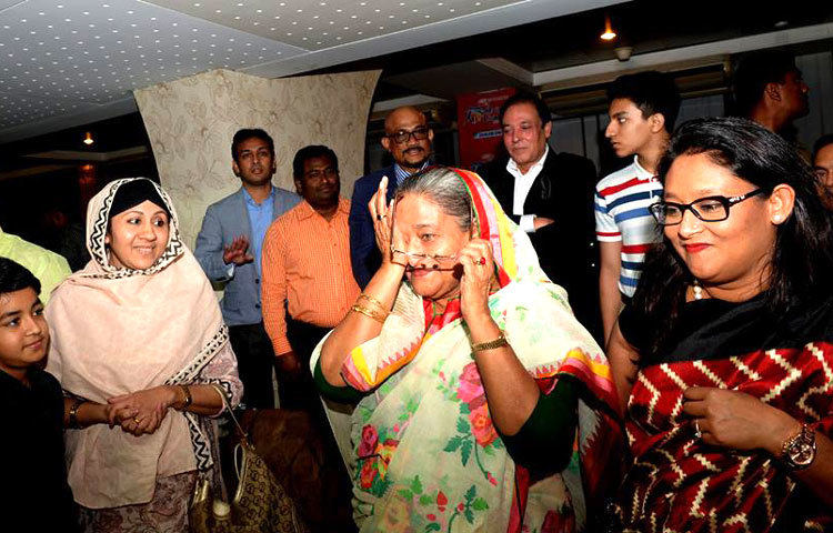 উত্তেজনাপূর্ণ খেলা দেখে প্রধানমন্ত্রী হাসলেন। কাঁদলেন। দেশের পতাকা উড়ালেন। এক পর্যায়ে নিজের আবেগ ধরে রাখতে পারেননি শেখ হাসিনা। আনন্দ অশ্রু গড়িয়ে পড়তে থাকে তার দুচোখ বেয়ে। চশমা খুলে চোখ মুছতেও দেখা যায় তাকে। তখন শেখ হাসিনার পাশে ছিলেন তার মেয়ে সায়মা ওয়াজেদ হোসেন পুতুল।