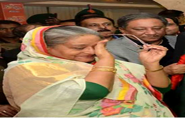 উত্তেজনাপূর্ণ খেলা দেখে প্রধানমন্ত্রী হাসলেন। কাঁদলেন। দেশের পতাকা উড়ালেন। এক পর্যায়ে নিজের আবেগ ধরে রাখতে পারেননি শেখ হাসিনা। আনন্দ অশ্রু গড়িয়ে পড়তে থাকে তার দুচোখ বেয়ে। চশমা খুলে চোখ মুছতেও দেখা যায় তাকে। তখন শেখ হাসিনার পাশে ছিলেন তার মেয়ে সায়মা ওয়াজেদ হোসেন পুতুল।