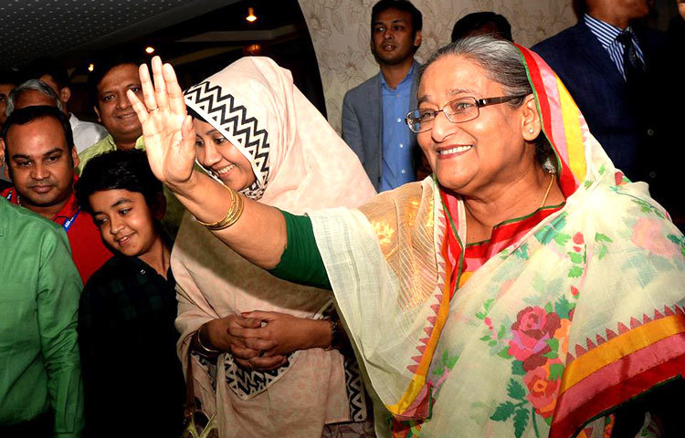 মিরপুরে শের-ই বাংলা ক্রিকেট স্টেডিয়ামে পাকিস্তানকে ৫ উইকেটে হারিয়ে এশিয়া কাপের ফাইনালে উঠে গেছে বাংলাদেশ। প্রধানমন্ত্রী মাঠে গিয়ে বাংলাদেশ টিমকে উৎসাহ দেন।