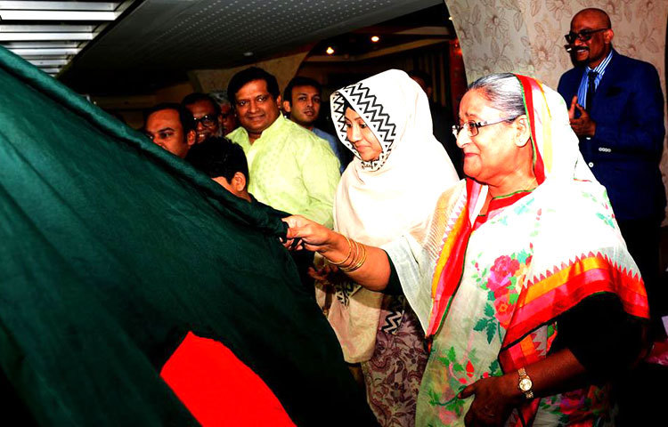 মিরপুরে শের-ই বাংলা ক্রিকেট স্টেডিয়ামে পাকিস্তানকে ৫ উইকেটে হারিয়ে এশিয়া কাপের ফাইনালে উঠে গেছে বাংলাদেশ। আর ফাইনাল নিশ্চিত হওয়ার পর প্রধানমন্ত্রী শেখ হাসিনার চোখ বেয়ে ঝরেছে আনন্দ অশ্রু।