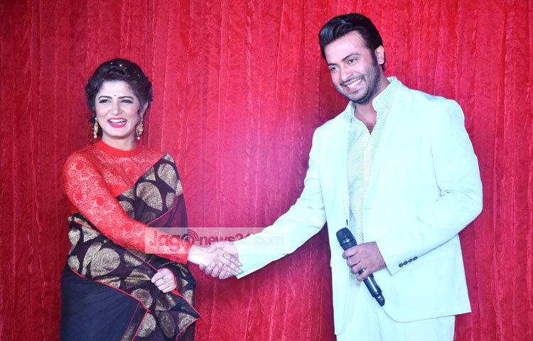 বাংলাদেশের জাজ মাল্টিমিডিয়া ও কলকাতার এসকে মুভিজের যৌথ প্রযোজনায় নির্মিত হচ্ছে &lsquo;শিকারি&rsquo;। এতে বাংলাদেশের শাকিব খানের সঙ্গে প্রথমবারের মতো জুটি বেঁধে অভিনয় করবেন কলকাতার নায়িকা শ্রাবন্তী। এ লক্ষ্যে সোমবার সন্ধ্যায় রাজধানীর হোটেল ওয়েস্টিনে ছবিটির মহরত অনুষ্ঠানের আয়োজন করা হয়। ছবি&nbsp; : মাহবুব আলম