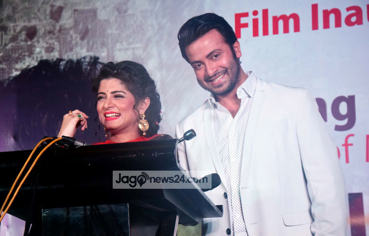 বাংলাদেশের জাজ মাল্টিমিডিয়া ও কলকাতার এসকে মুভিজের যৌথ প্রযোজনায় নির্মিত হচ্ছে &lsquo;শিকারি&rsquo;। এতে বাংলাদেশের শাকিব খানের সঙ্গে প্রথমবারের মতো জুটি বেঁধে অভিনয় করবেন কলকাতার নায়িকা শ্রাবন্তী। এ লক্ষ্যে সোমবার সন্ধ্যায় রাজধানীর হোটেল ওয়েস্টিনে ছবিটির মহরত অনুষ্ঠানের আয়োজন করা হয়। ছবি&nbsp; : মাহবুব আলম