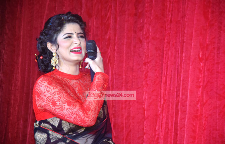 মহরত অনুষ্ঠানে জানানো হয়, আগামী ১৪ মার্চ কলকাতায় ছবিটির শুটিং শুরু হবে। এরপর বাংলাদেশসহ ইউরোপের বিভিন্ন দেশেও এর শুটিং হওয়ার কথা রয়েছে। ছবি&nbsp; : মাহবুব আলম